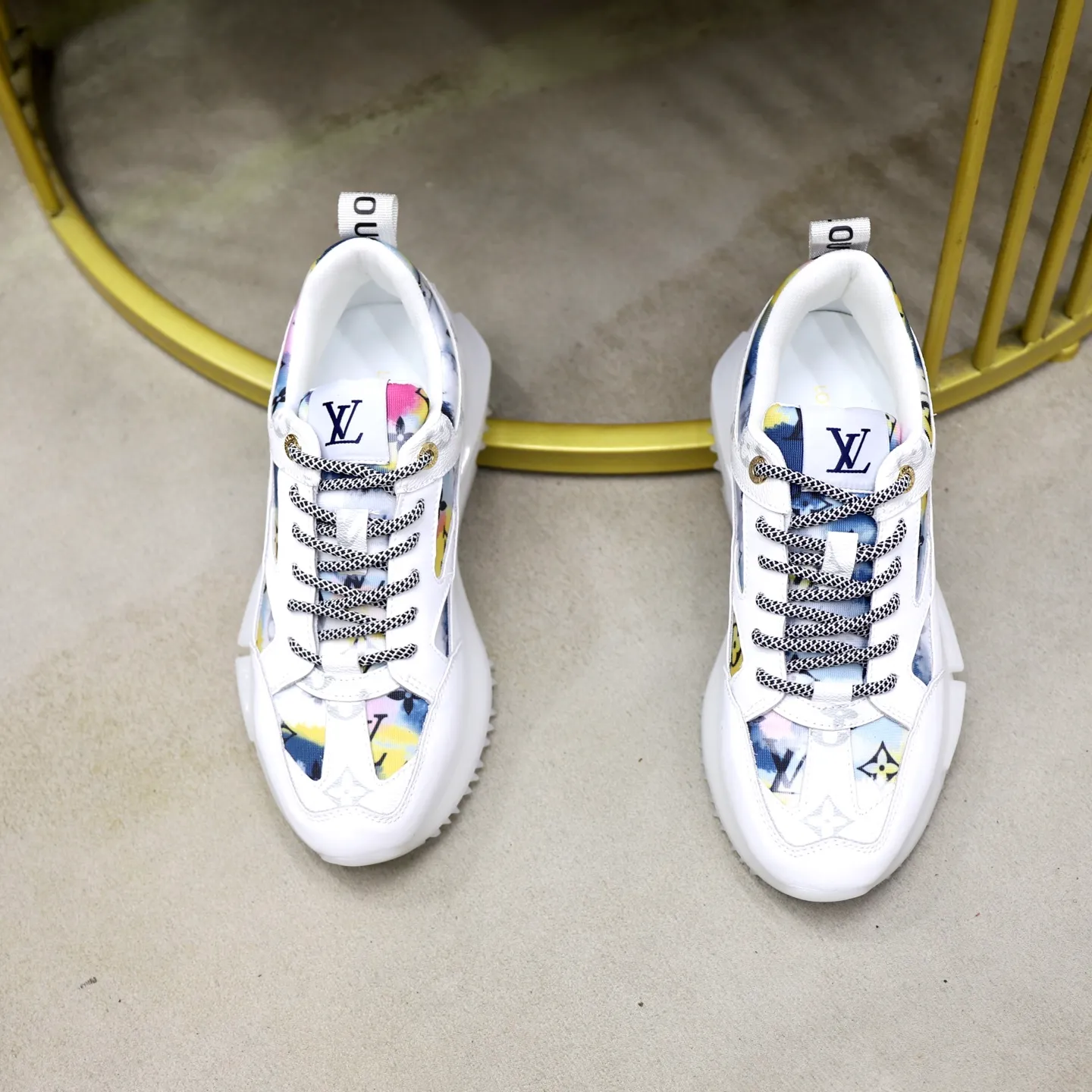 Ex-factory price: 462💰🙅‍♂️🙅‍♂️🙅‍♂️ Brand: LV Louis Vuitton Standard code: 38-44 (45 customized) Grade: Same as the official website Material: Original material splicing Comfortable and breathable lining Lightweight and wear-resistant sports outsole Style category: Men's fashionable casual shoes Running sneakers Distinguished luxury brand elements Top luxury Color: actual picture color